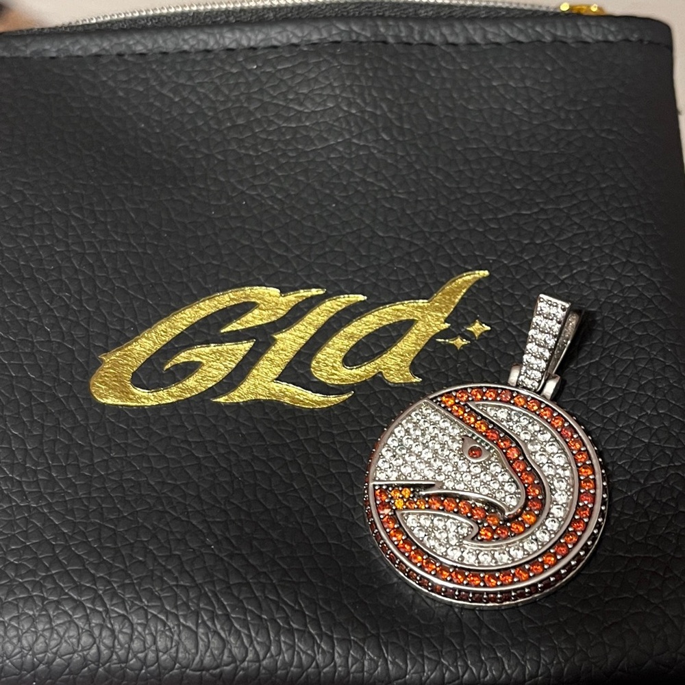 Brand New never worn Atlanta Hawks Official NBA Logo Pendant, unisex item